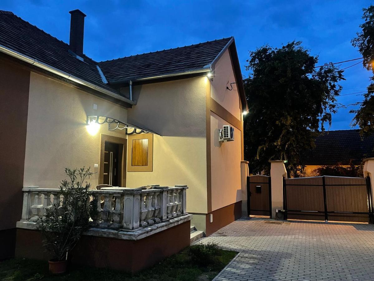 Kovacs Apartmanhaz Kiskunhalas Extérieur photo